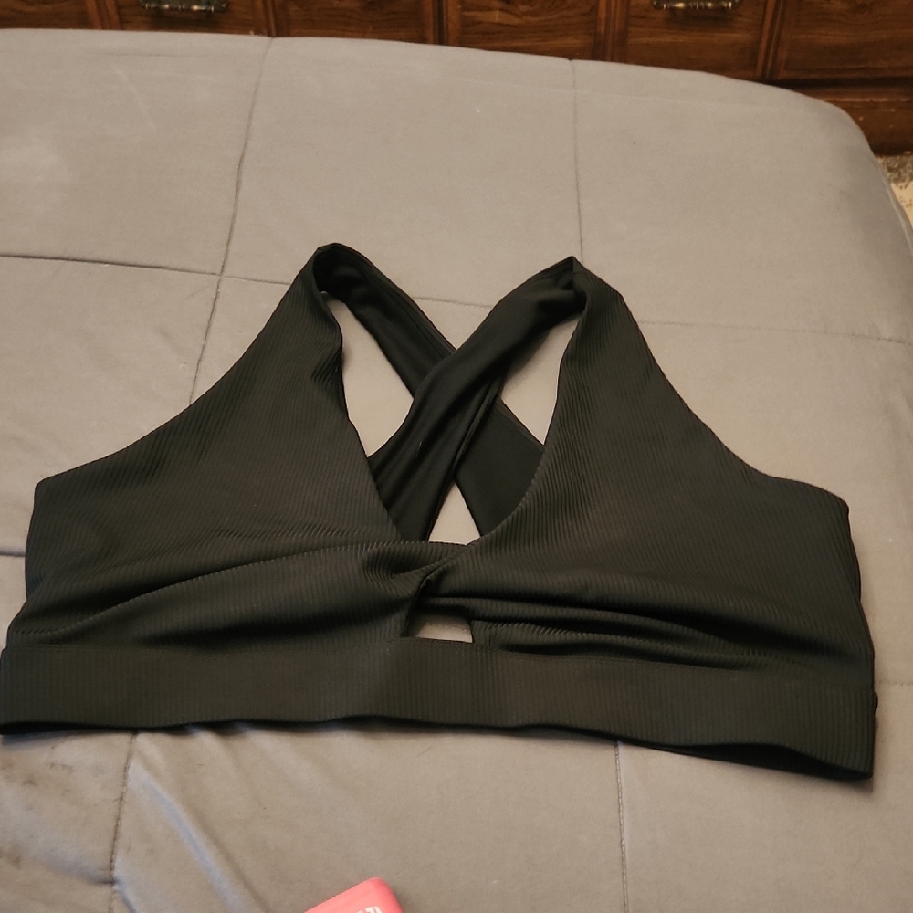 Black Oasis Twist Fabletics Sports Bra